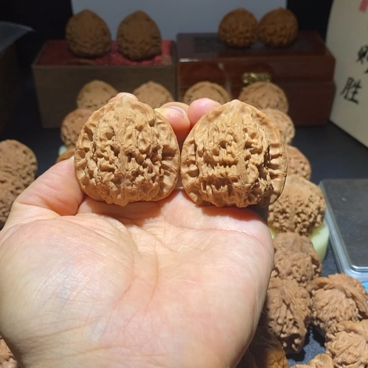 ****文玩核桃吊坠梨木台