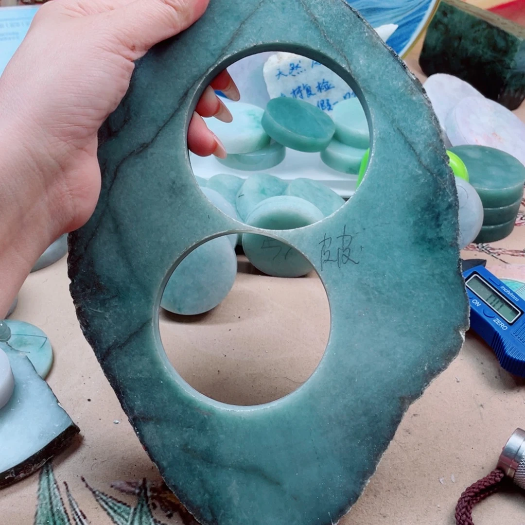 翡翠未镶嵌颈饰145……