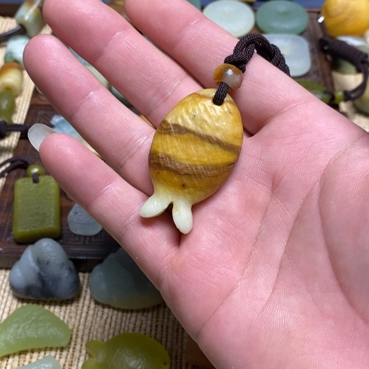 ∑***l蛇纹石玉未镶嵌颈饰