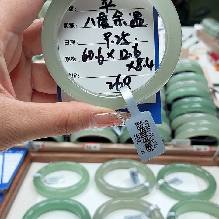 八***温未镶嵌手镯石英岩玉