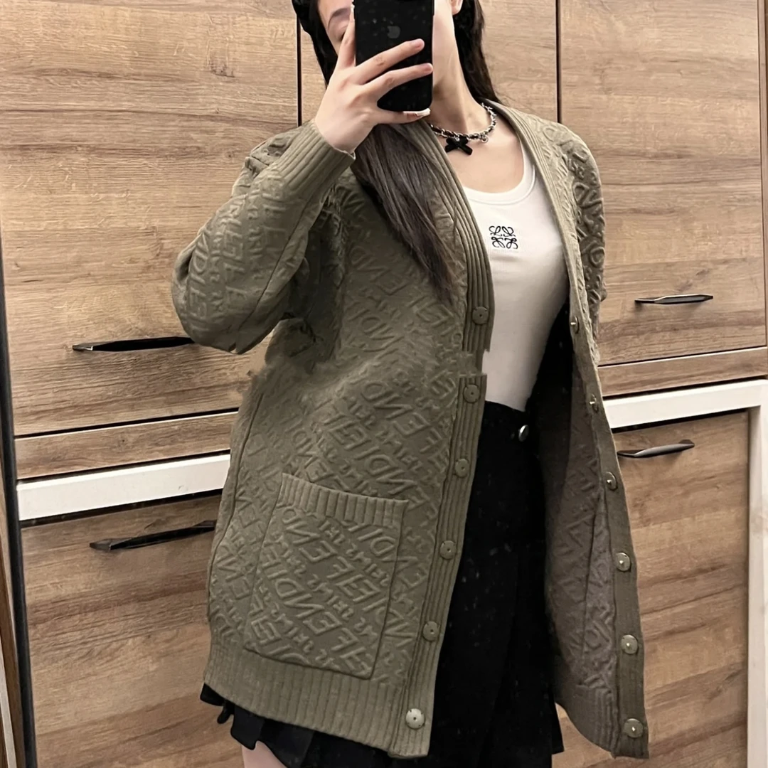 Fendi/芬迪 bk262 V领针织字母开衫外套 2码