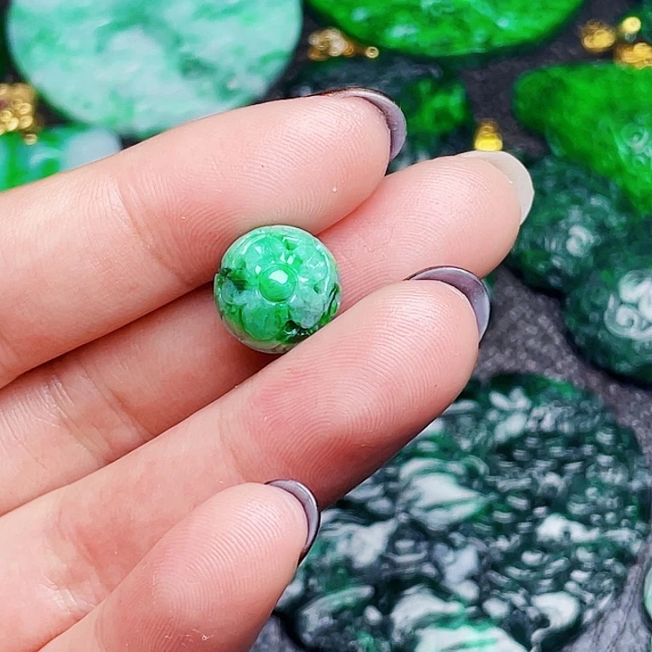 翡翠未镶嵌颈饰多样性