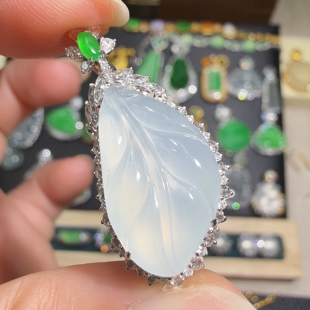 翡翠18K金镶嵌颈饰