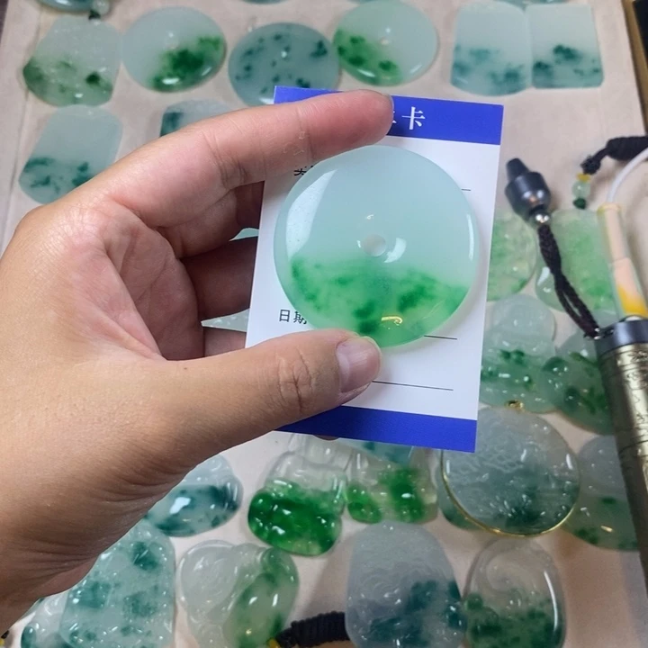 逸***风颈饰未镶嵌翡翠平安扣