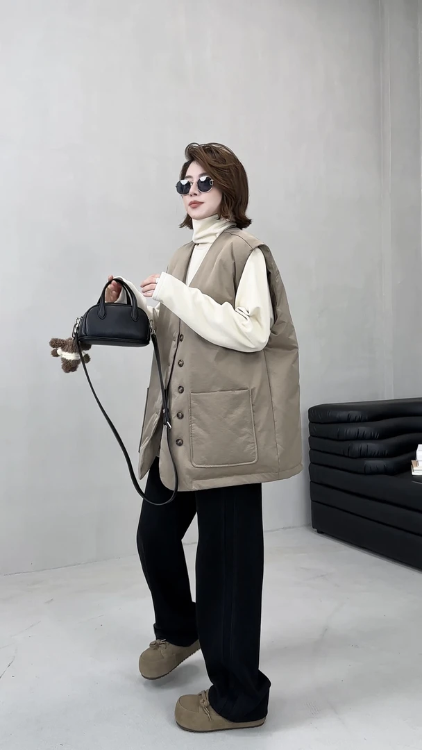 月月 2025冬季新款小众设计双口袋V领显瘦百搭羽绒马甲 2511C7798