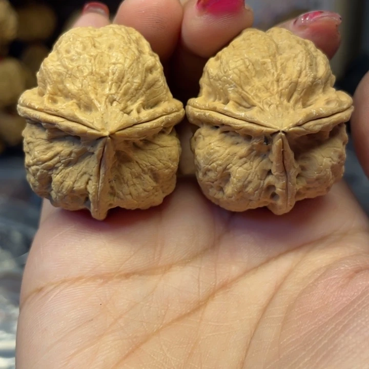 文玩核桃吊坠63有沙眼不退不换