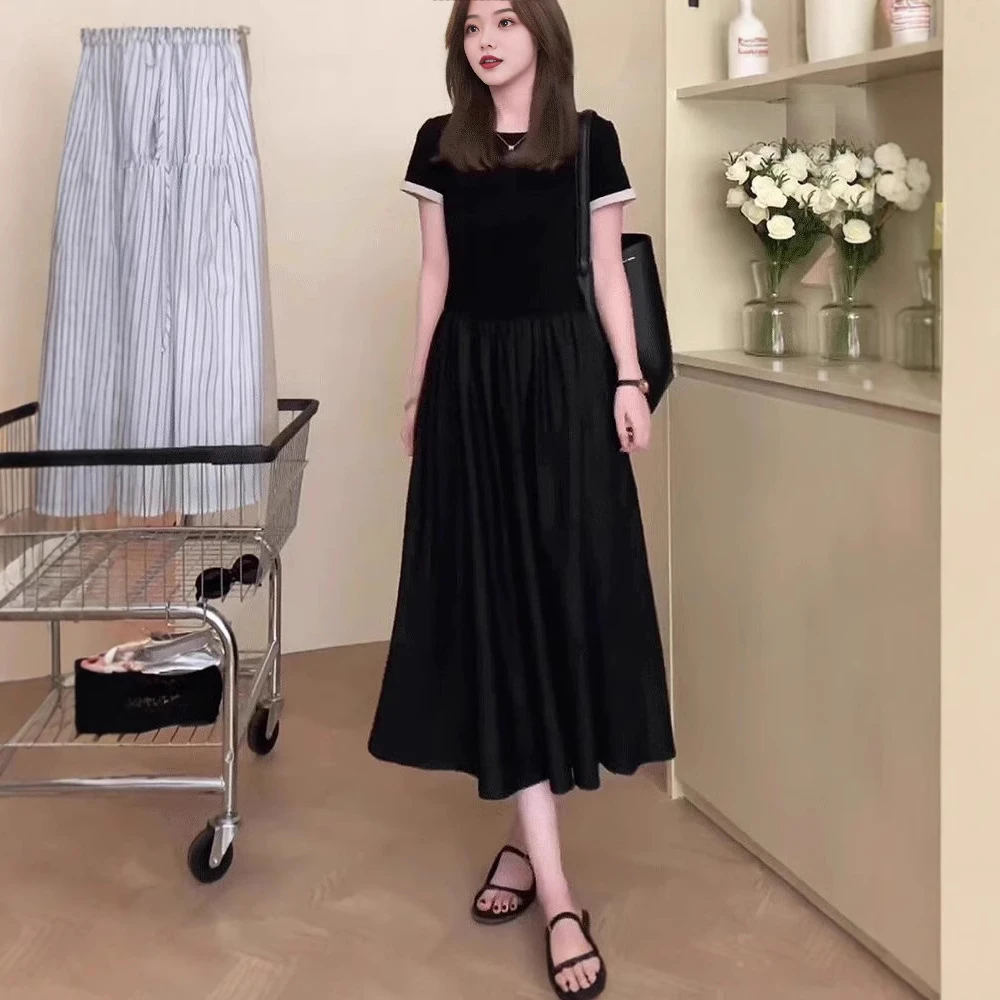 2025夏季新款赫本风时尚短袖撞色连衣裙女收腰显瘦A字小黑裙长裙