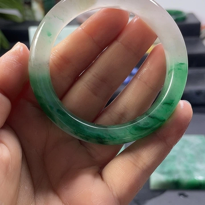 毒***药石英质玉未镶嵌手镯