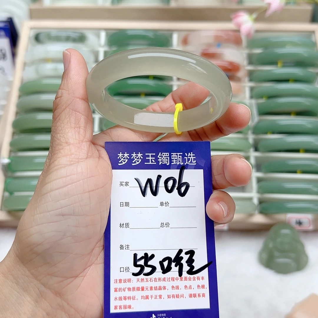 石英质玉手镯未镶嵌一**。