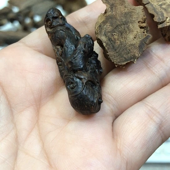 沉香吊坠C****a沉香吊坠