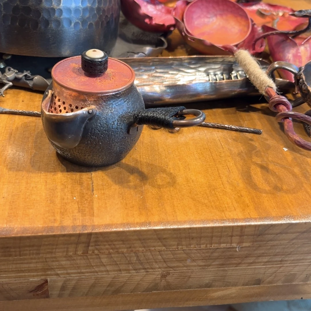花**事80红盖子侧把壶手工锻打工艺