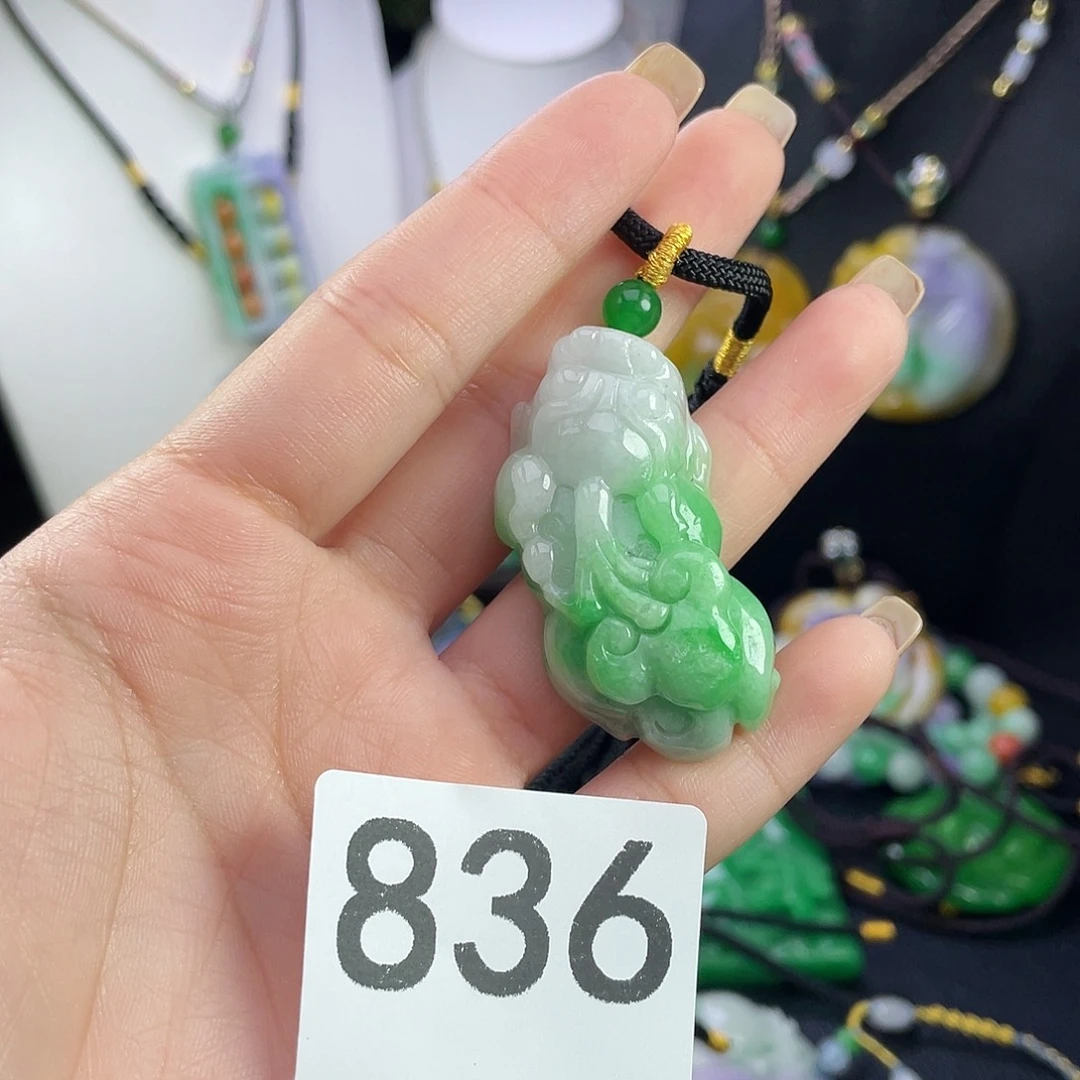 翡翠未镶嵌吊坠(赠链)