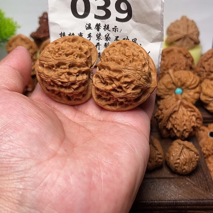 桃核把件宫灯。边41。  039