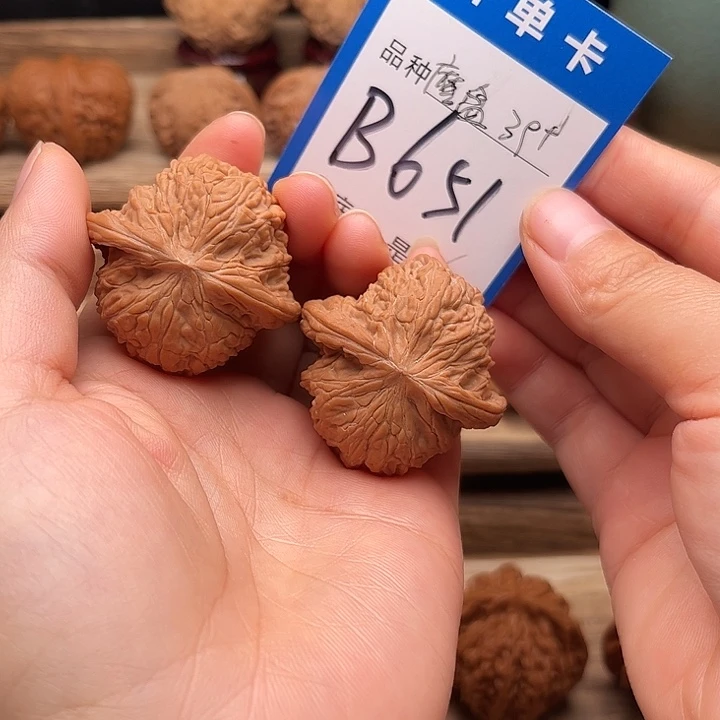 文玩核桃吊坠全品白茬红皮山地磨盘39