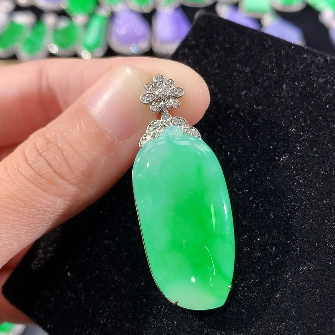 翡翠18K金镶嵌颈饰