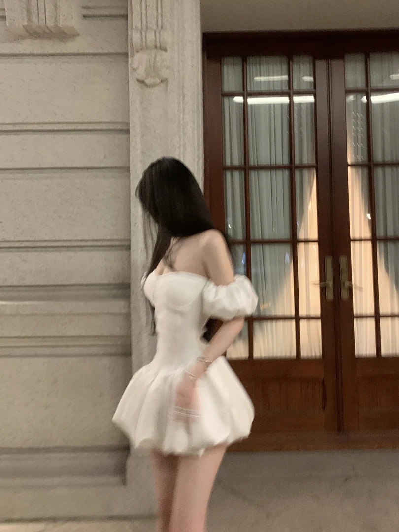 缎面蓬蓬裙法式气质辣妹性感纯欲风连衣裙复古一字肩白色抹胸短裙