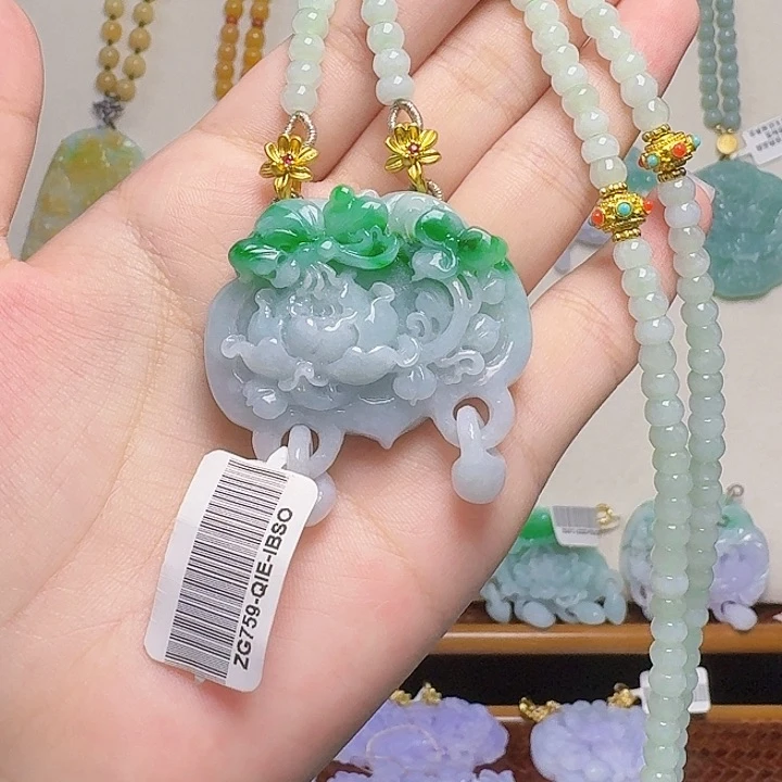翡翠未镶嵌颈饰蝶恋花