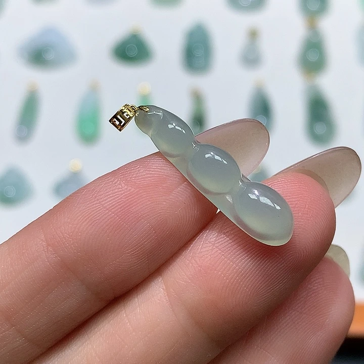 颈饰18K金镶嵌翡翠