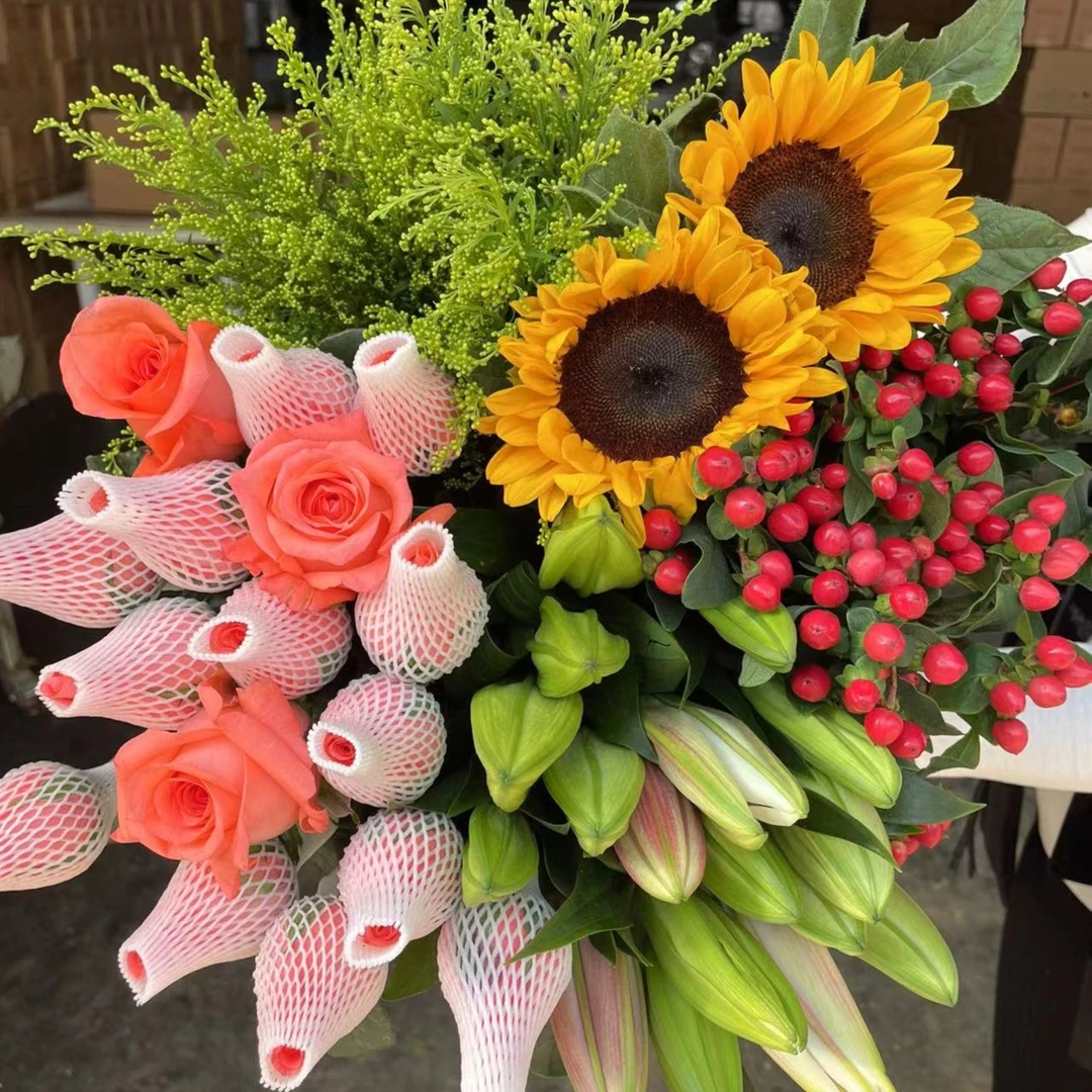 【爆款】粉玫瑰10枝+百合5朵+向日葵2枝+红豆+配草5枝云南昆明鲜花