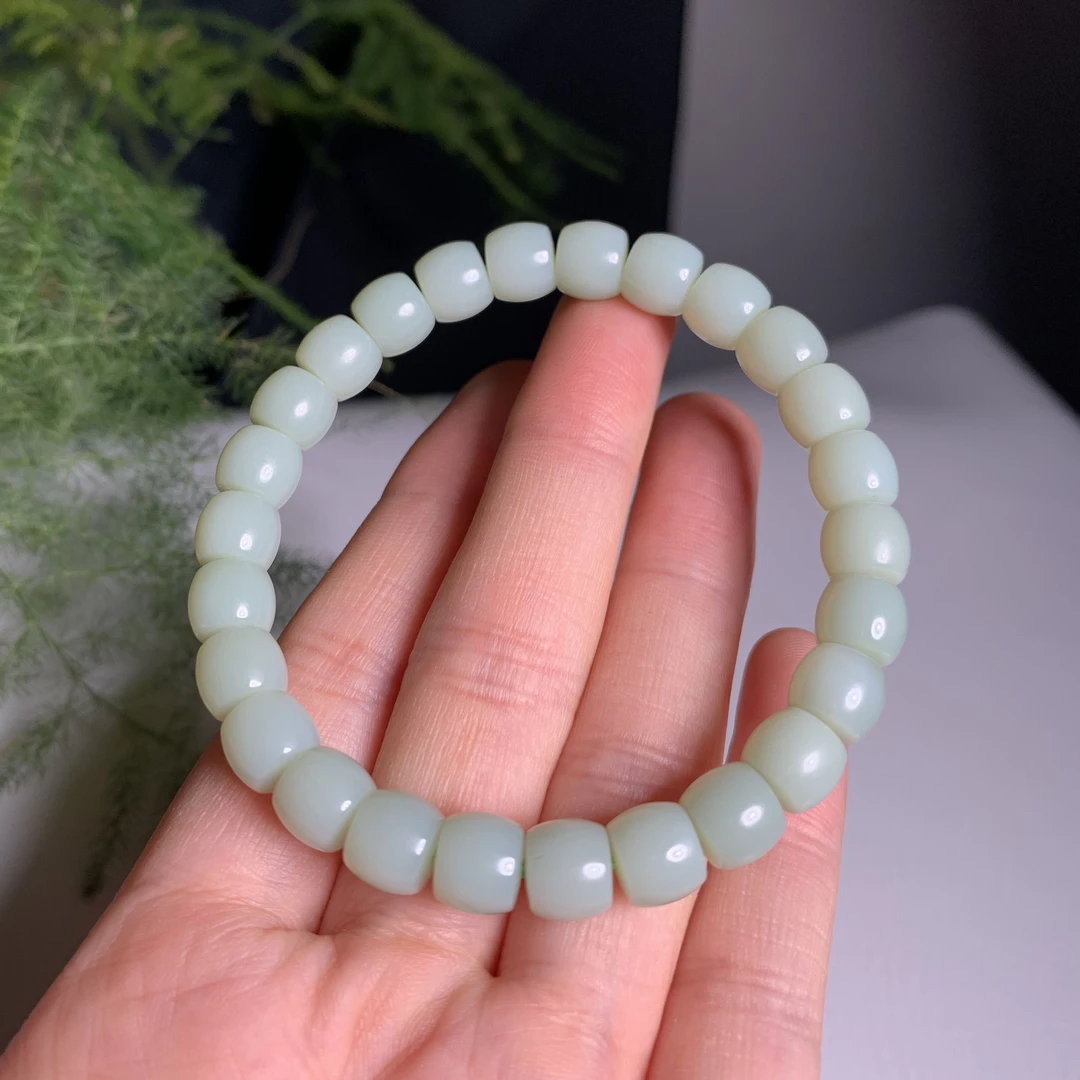 俄罗斯碧玉粉青手串，瓷白色，底子细，佩戴素雅大气，颗颗精选