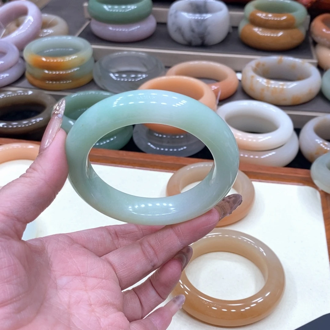 A***言石英岩玉未镶嵌手镯