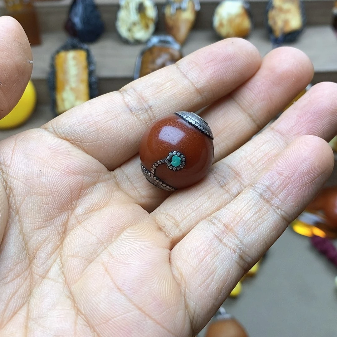 清***士琥珀未镶嵌颈饰花蜡红灯笼珠子