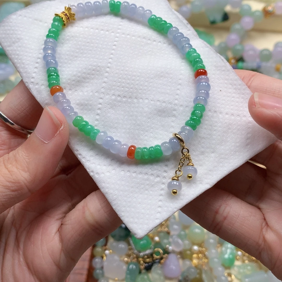 小***雅翡翠未镶嵌颈饰是