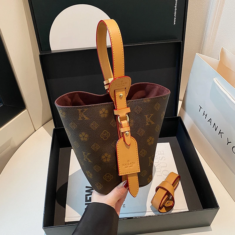 时尚百搭手提小包包2025新款撞色水桶女包包2025年火爆大容量