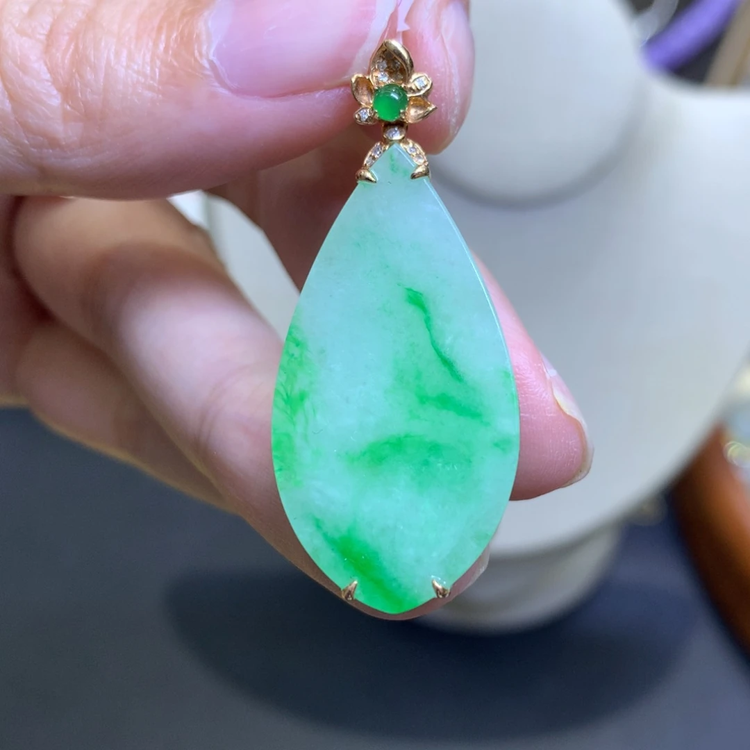 颈饰18K金镶嵌翡翠