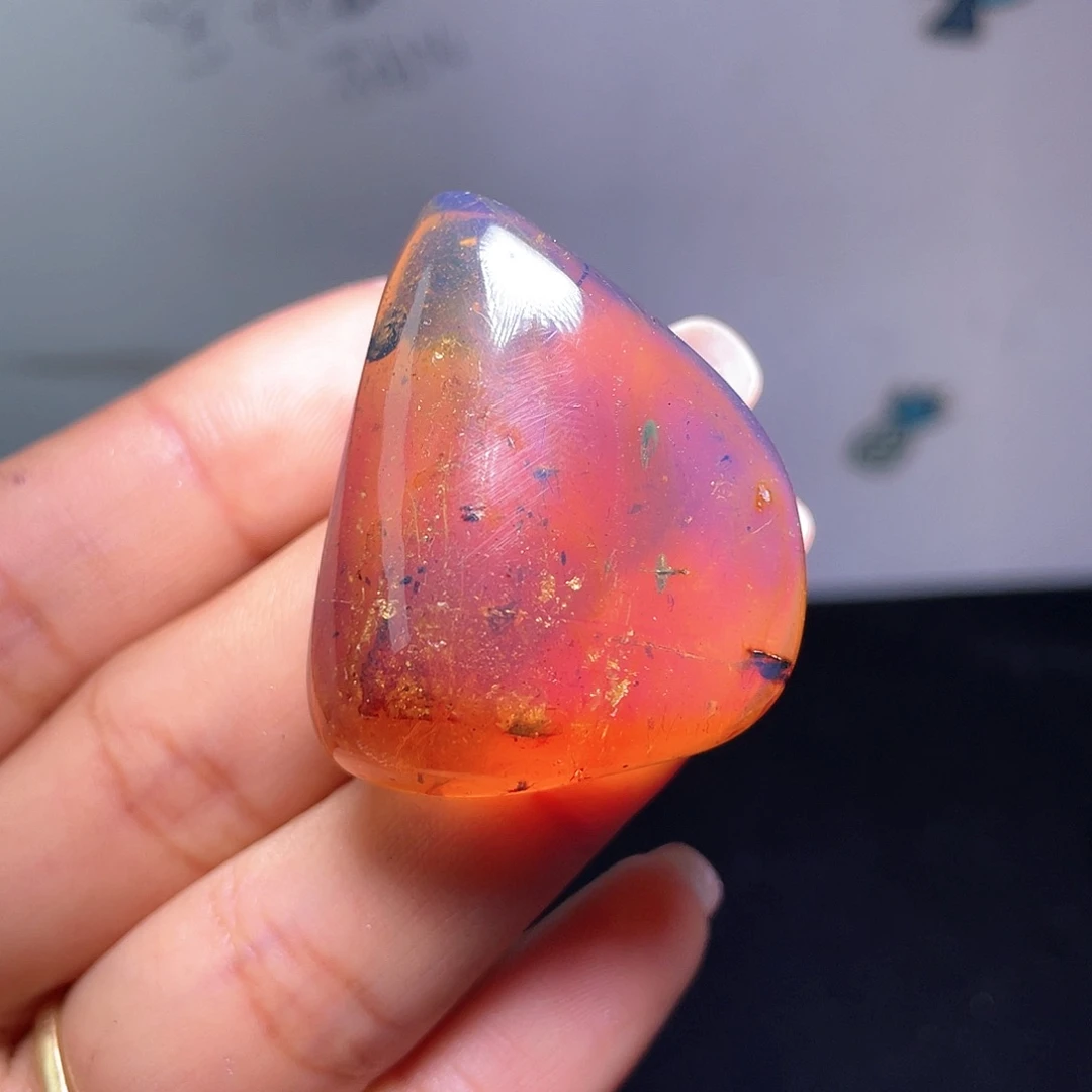 琥珀裸石未镶嵌。