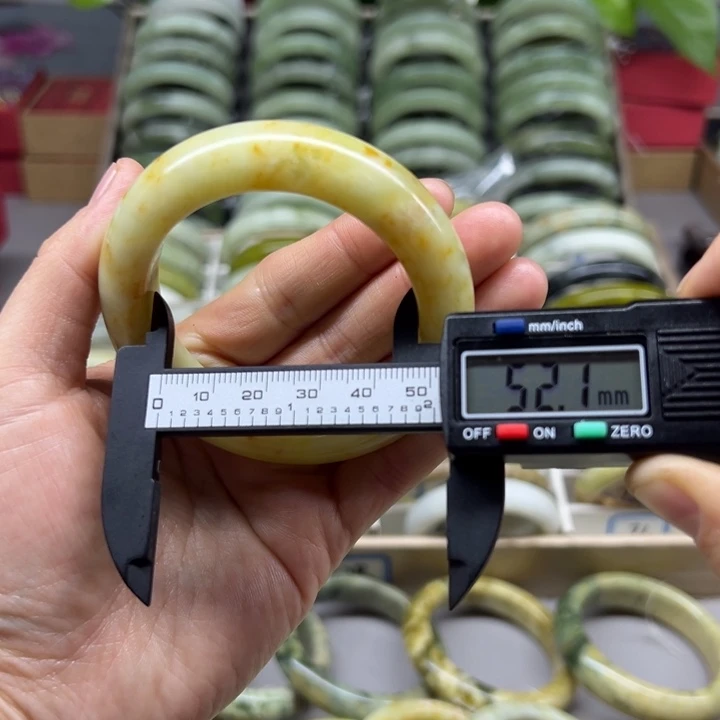 蛇纹石玉未镶嵌手镯71