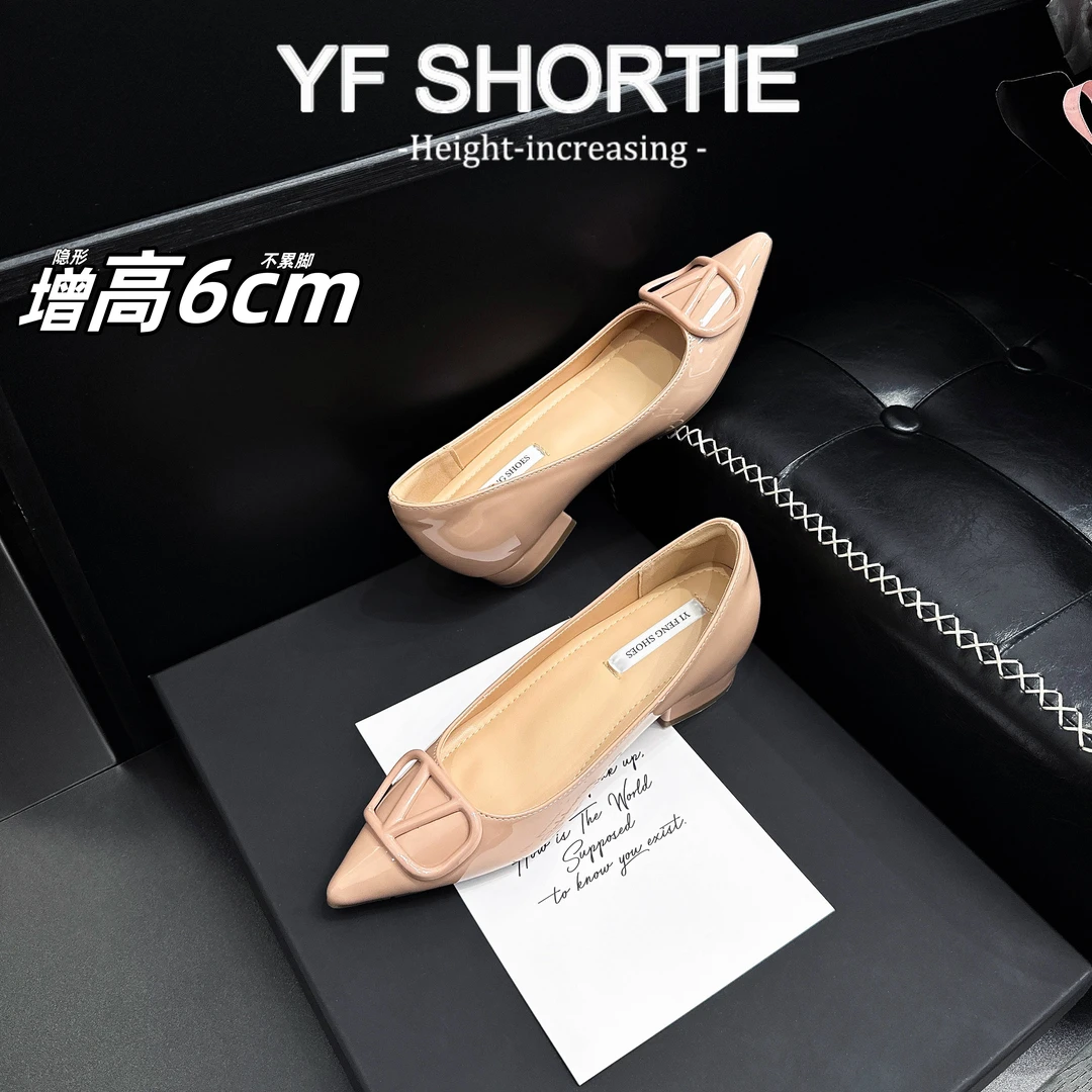 甜甜女孩·增高6cm华家V扣粗跟尖头裸色高跟鞋烤漆金属扣通勤女鞋