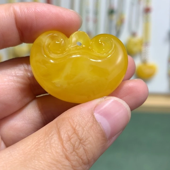 蜜蜡未镶嵌颈饰如意