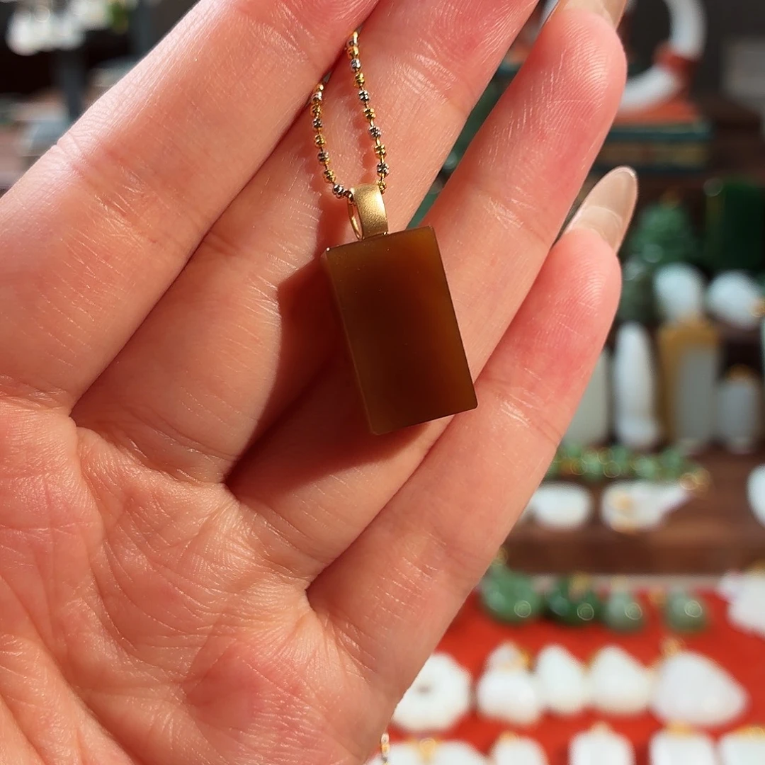 和田玉（糖玉）18K金镶嵌颈饰