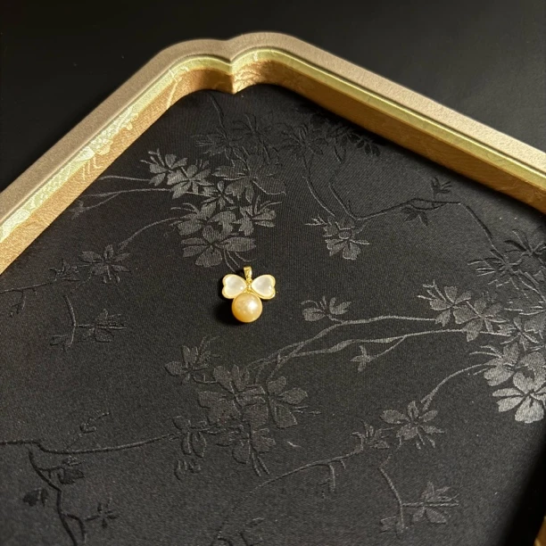 【甜心奶泡】天然淡水珍珠圆珠香槟粉蝴蝶结吊坠G603