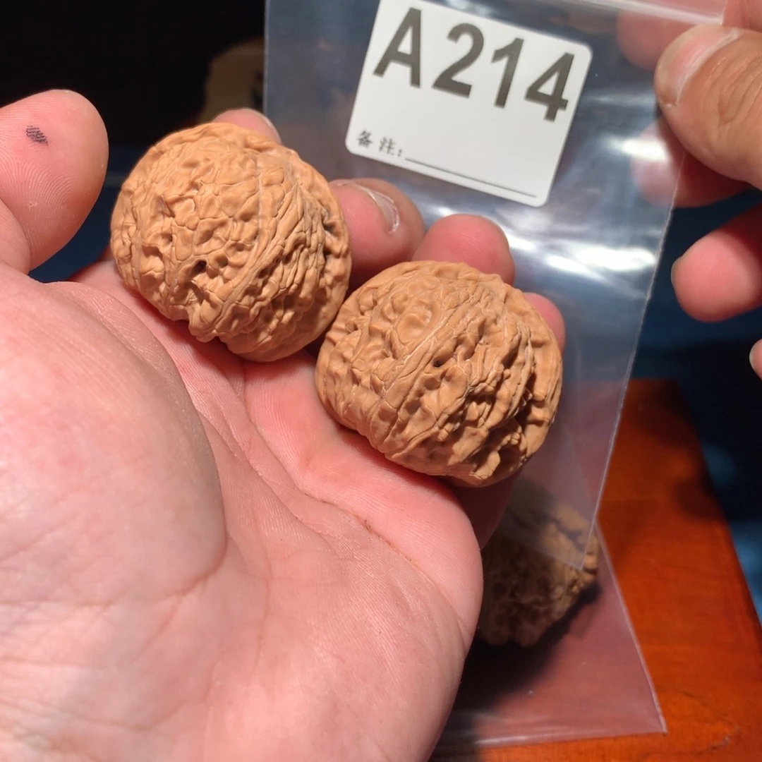 文玩核桃吊坠白狮子 214