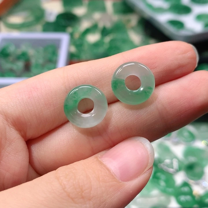 石英质玉未镶嵌颈饰