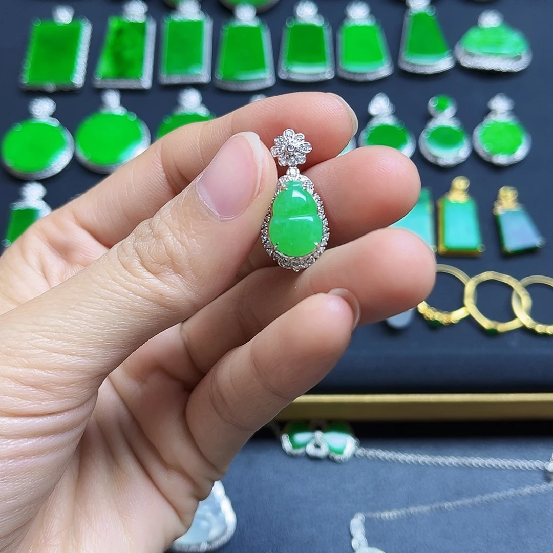 翡翠18K金镶嵌颈饰