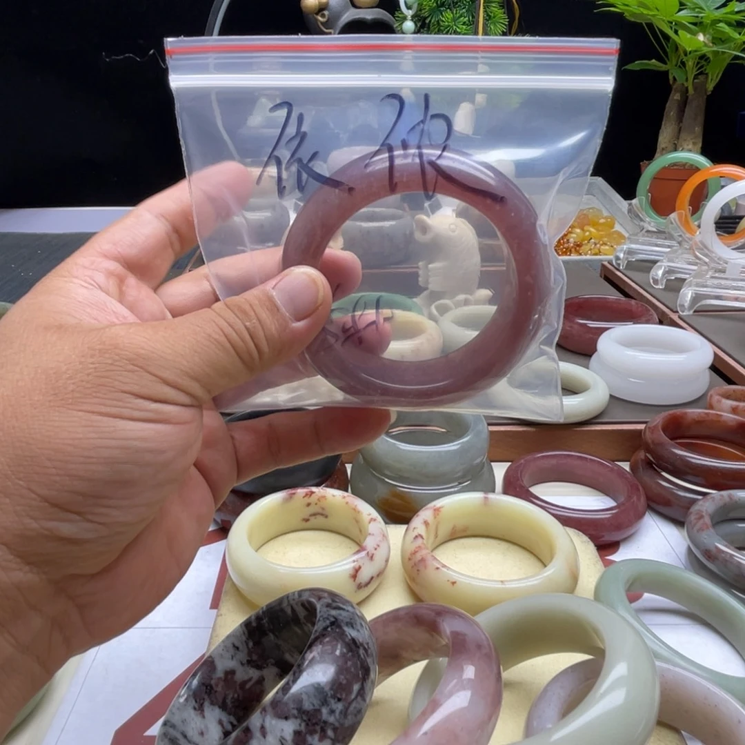 依***侬石英质玉（佘太翠）未镶嵌手镯