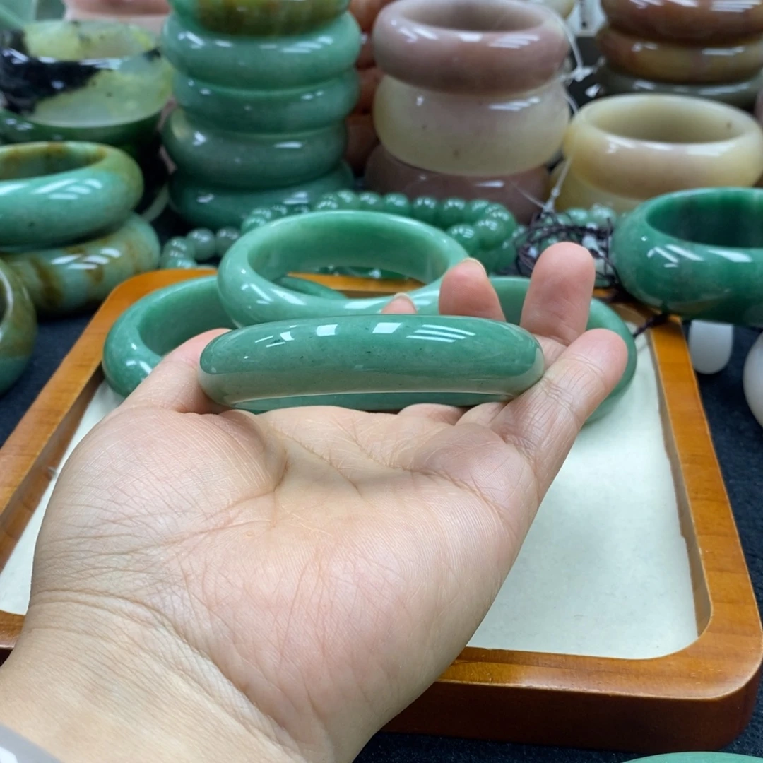 七***悠石英质玉未镶嵌手镯