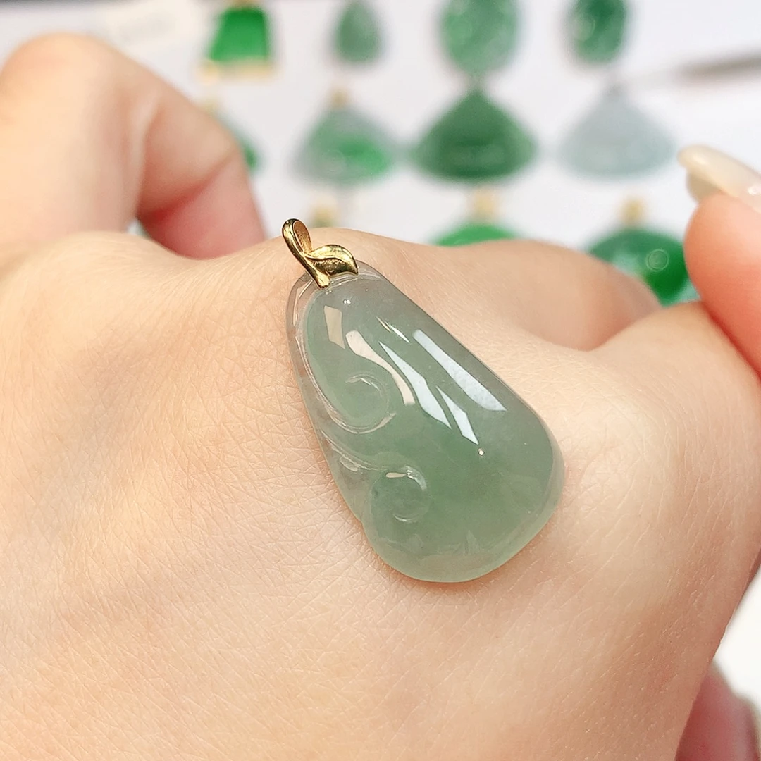 翡翠18K金镶嵌颈饰