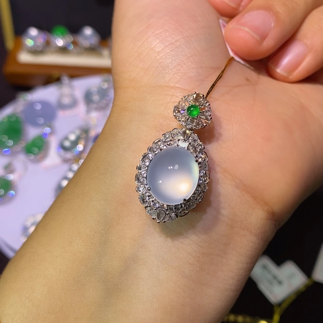 【闪购商品】颈饰18K金镶嵌翡翠