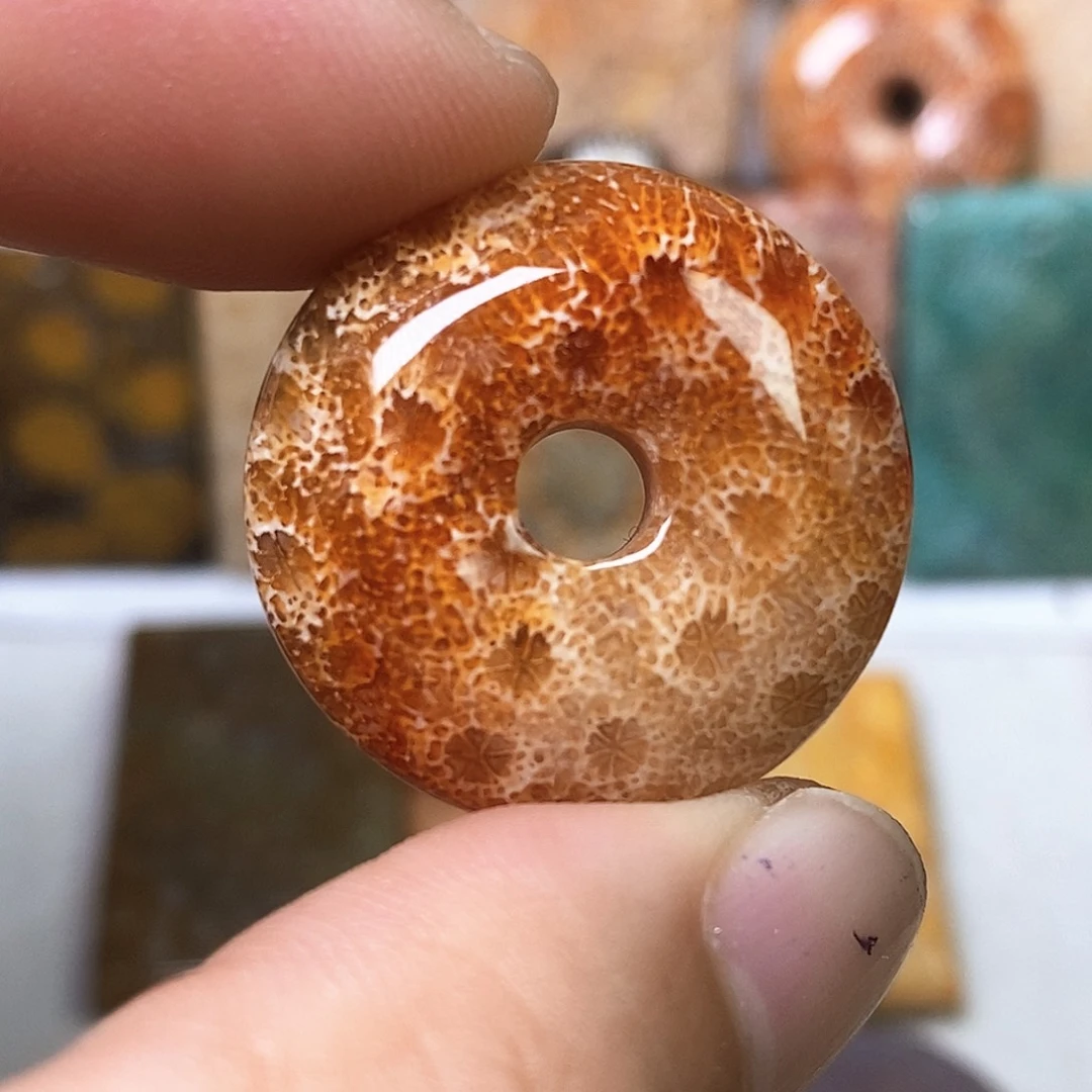 晨***晨未镶嵌颈饰硅化玉