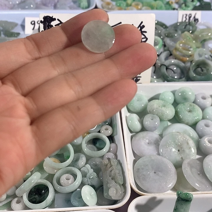 多***芽颈饰未镶嵌翡翠小吊坠