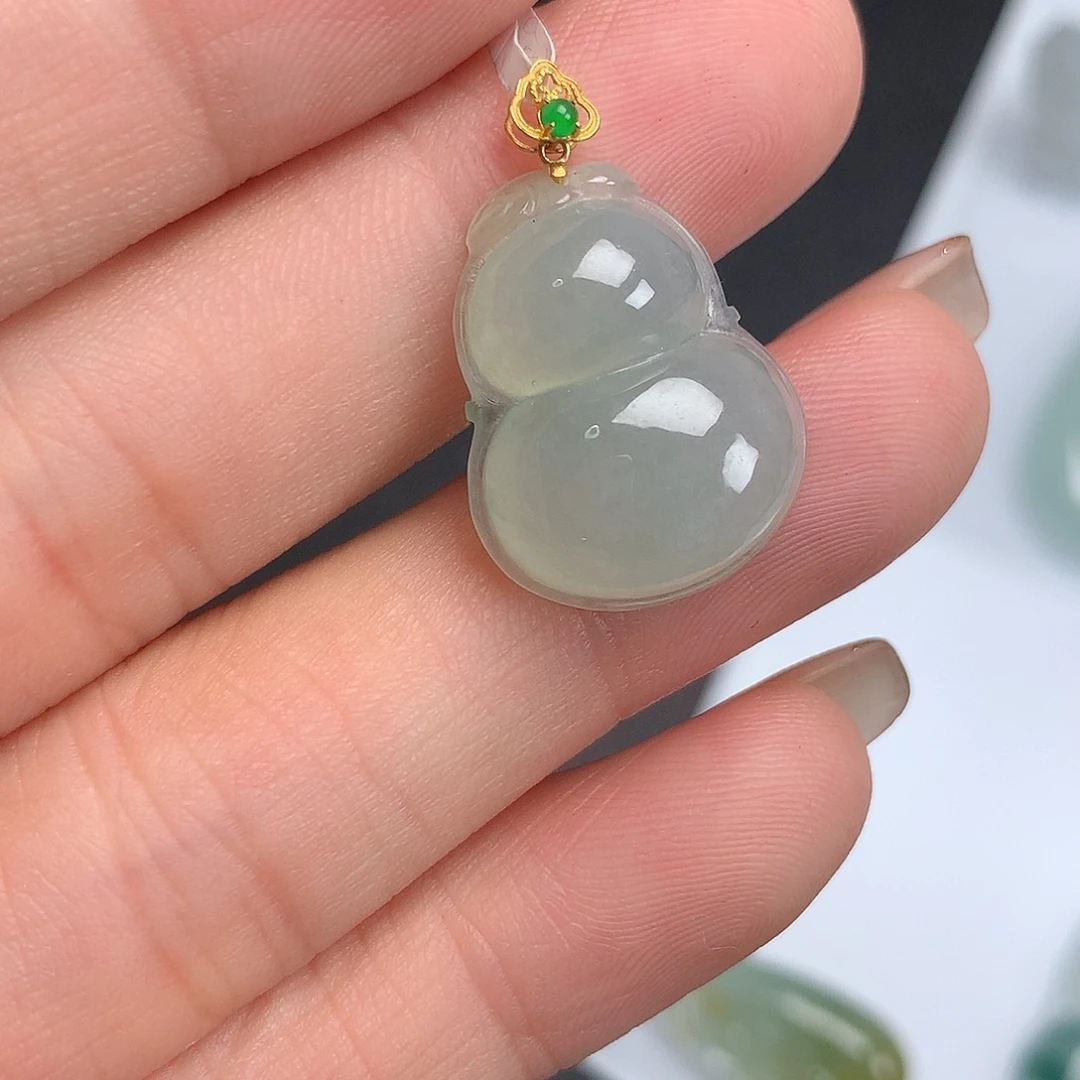 翡翠18K金镶嵌颈饰葫芦