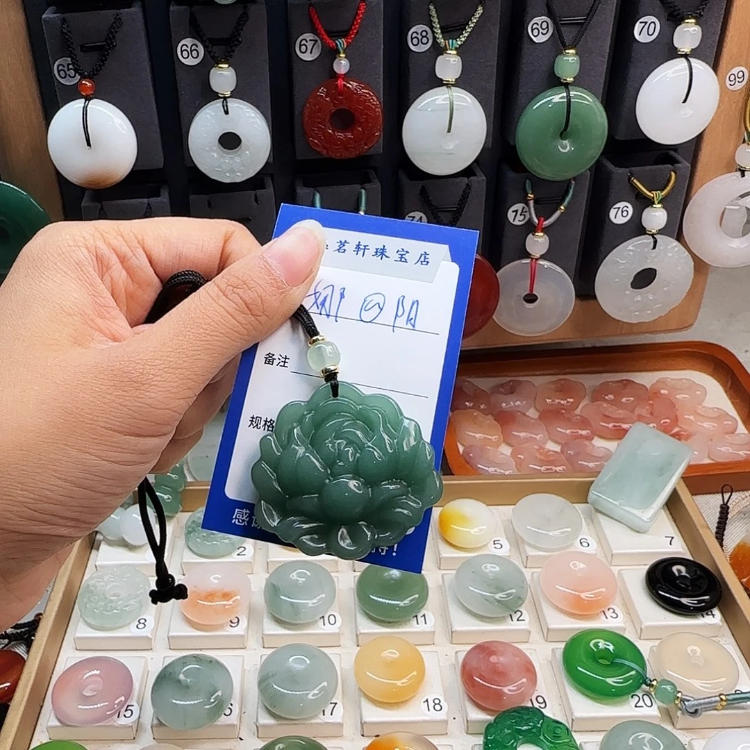 石英质玉未镶嵌颈饰