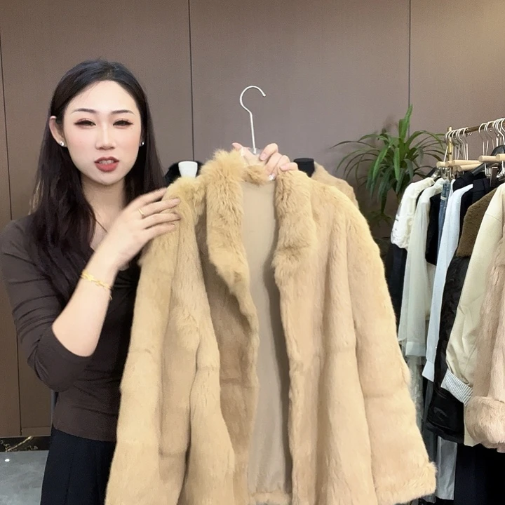 反季福利奶茶色外套