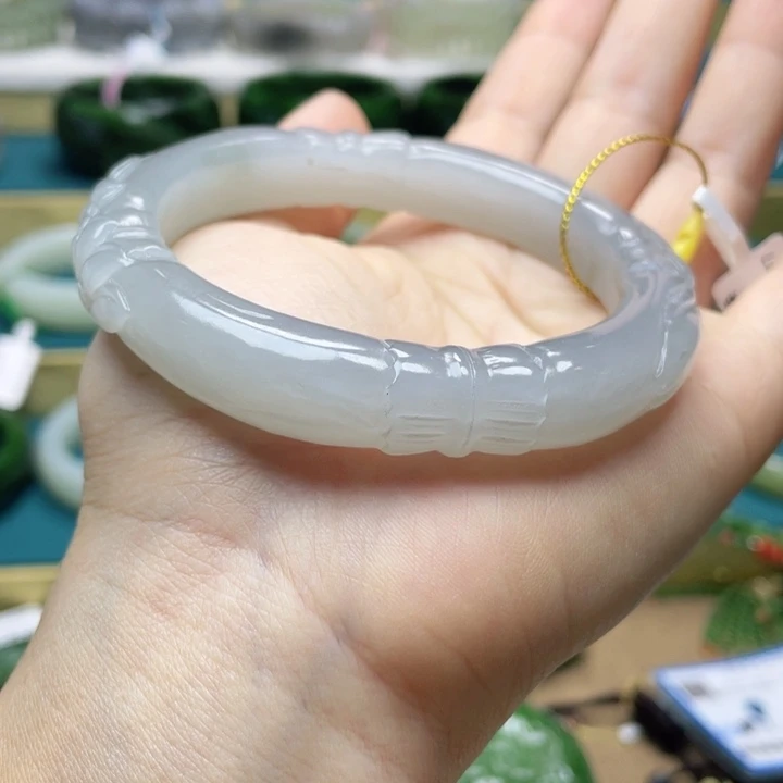 和田玉手镯61+圈口。编号63未镶嵌