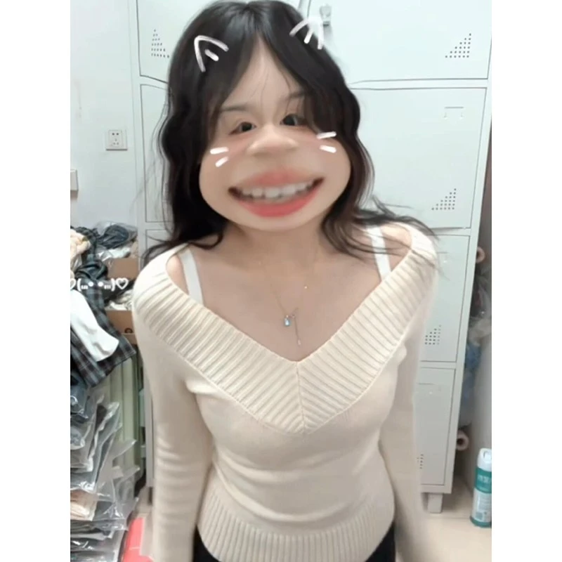 韩系温柔米色v领露肩针织衫上衣女秋冬季显瘦短款辣妹内搭打底衫