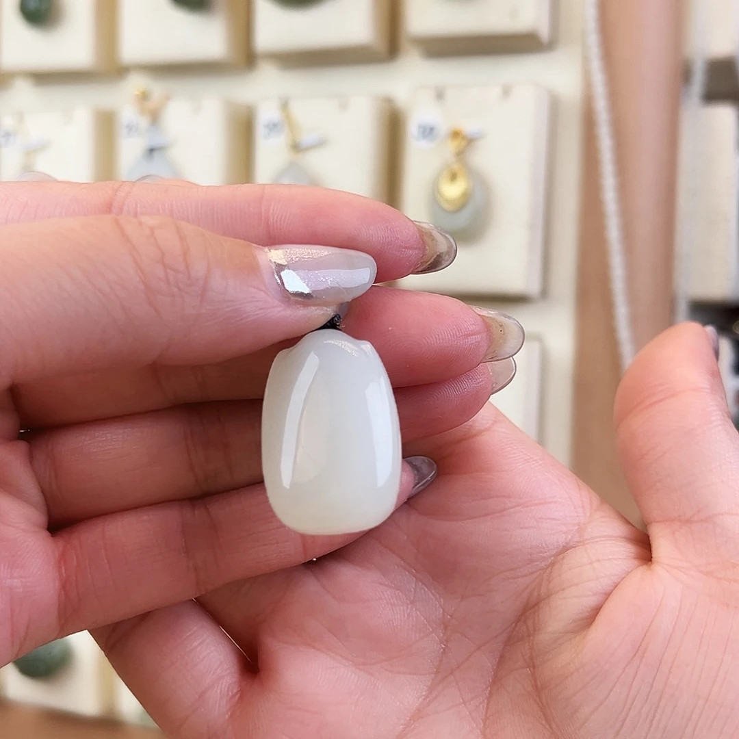 不***白和田玉未镶嵌颈饰